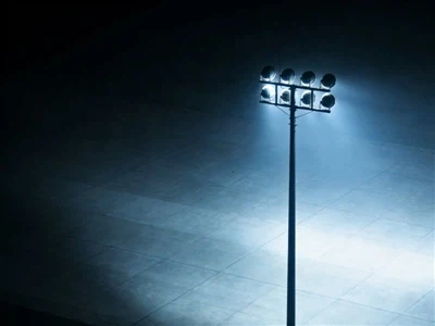 Como escolher as melhores luzes LED de mastro alto para um estádio?